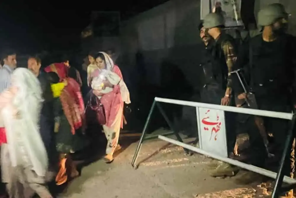 Anggota keselamatan mengawal kawasan sambil penduduk tempatan dipindahkan dari kediaman mereka berhampiran lokasi serangan di Muzaffarabad, ibu negara Kashmir yang ditadbir Pakistan, selepas India melancarkan serangan peluru berpandu ke wilayah berkenaan. - Foto AFP