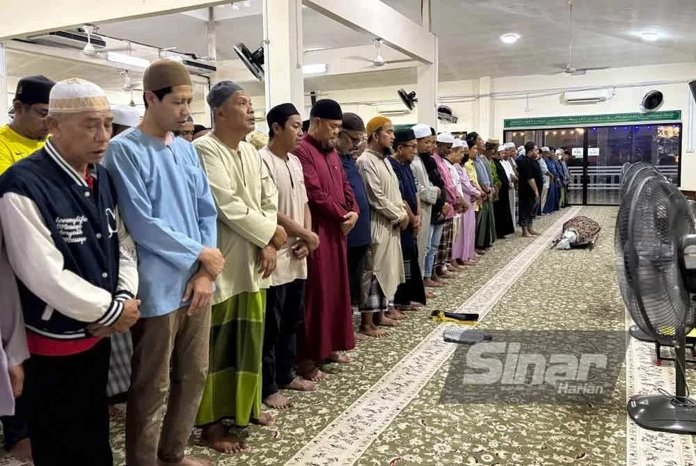 Jenazah disolatkan di Surau Raudhatul Jannah Sierra Perdana selepas Subuh yang diimamkan anak sulungnya, Mohamad Akashah, 29, pada Rabu. FOTO: NURATIKAH ATHILYA HASSAN.