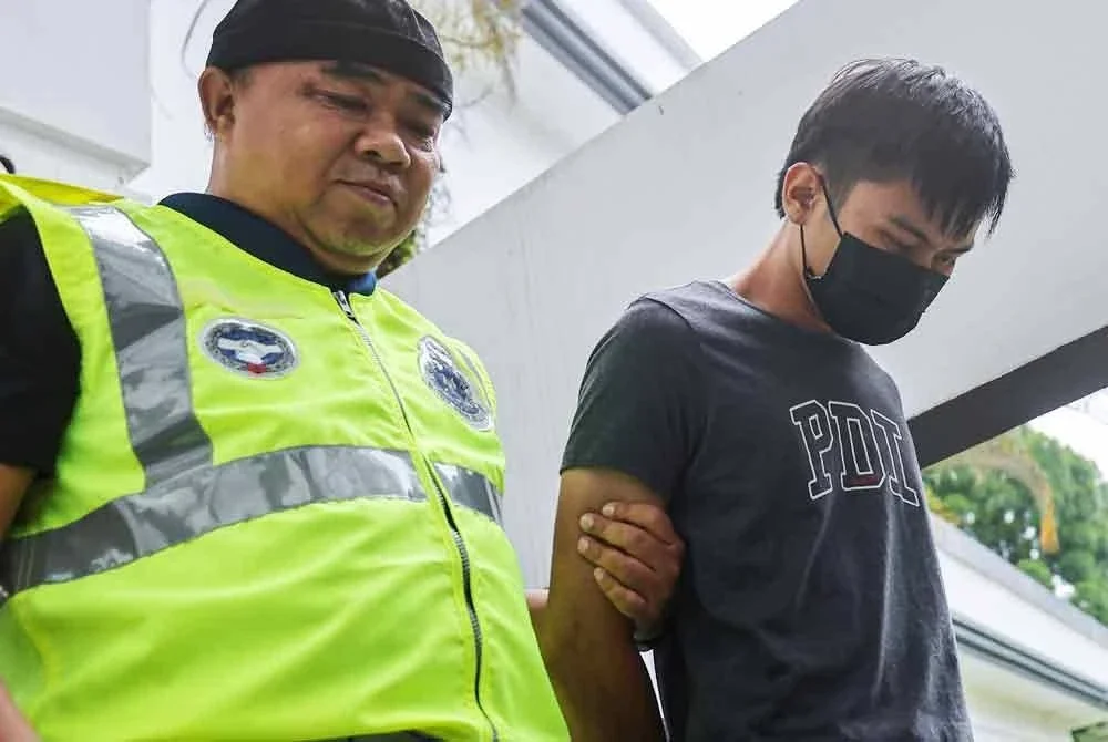 Anggota polis trafik Bukit Aman berpangkat Lans Koperal didakwa Genesis Mitchell David Reddy, 30, di Mahkamah Majistret Kuching pada Rabu atas pertuduhan membunuh seorang lelaki yang meninggal dunia akibat terkena tembakan di Jalan Stephen Yong pada April lepas. Foto Bernama