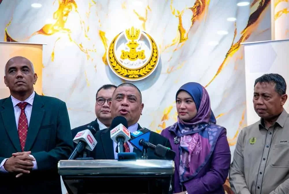 Saarani (tengah) ketika sidang akhbar pada Rabu.