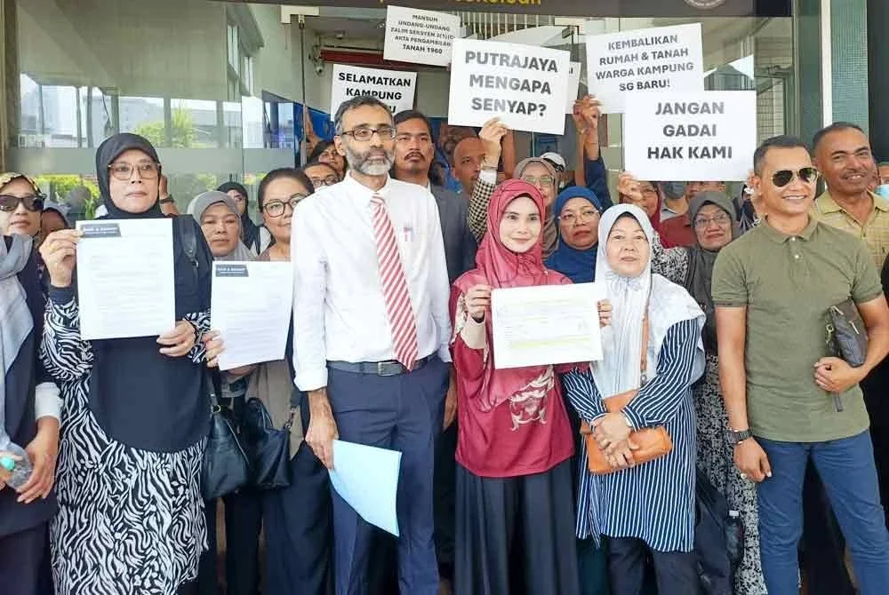 Penduduk Kampung Sungai Baru bersama Surendran (dua dari kiri) ketika ditemui pemberita di pekarangan PTG Wilayah Persekutuan, di sini pada Rabu.