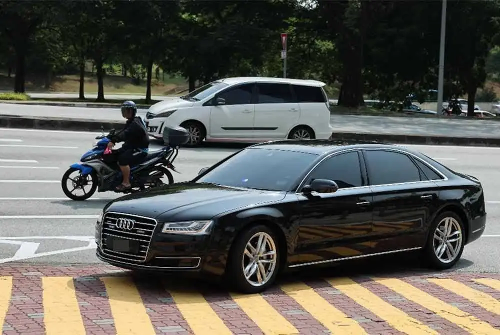 Kenderaan yang dinaiki bekas Perdana Menteri Datuk Seri Ismail Sabri Yaakob tiba di Ibu Pejabat Suruhanjaya Pencegahan Rasuah Malaysia (SPRM) pagi ini, untuk menyambung proses memberi keterangan bagi membantu siasatan kes rasuah dan pengubahan wang haram yang dikaitkan dengan beliau. Foto Bernama