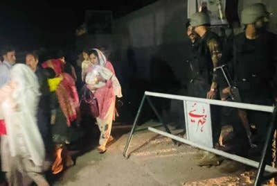 Anggota keselamatan mengawal kawasan sambil penduduk tempatan dipindahkan dari kediaman mereka berhampiran lokasi serangan di Muzaffarabad, ibu negara Kashmir yang ditadbir Pakistan, selepas India melancarkan serangan peluru berpandu ke wilayah berkenaan. - Foto AFP