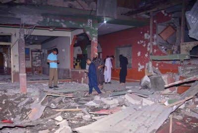 Penduduk tempatan dan wakil media memerhati keadaan sebuah bangunan yang rosak teruk akibat serangan peluru berpandu dipercayai dilancarkan oleh India, berhampiran Muzaffarabad, ibu negeri Kashmir yang ditadbir Pakistan. - Foto: MD Mughal / AP