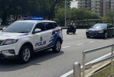 Ismail Sabri tiba pada jam 10.54 pagi dengan menaiki kenderaan jenis Audi berwarna hitam diiringi kenderaan peronda PDRM. - Foto Awani