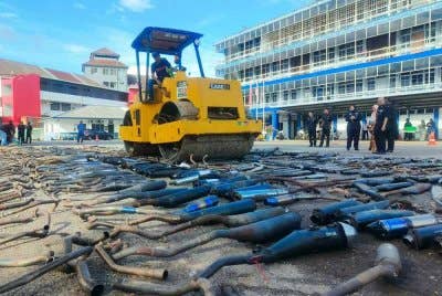 Pelupusan dilakukan dalam beberapa fasa menggunakan kaedah gelek dengan ‘steamroller’ bagi memastikan aksesori yang disita tidak boleh digunakan semula.