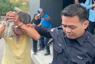 Chee Weng (kiri) mengaku tidak bersalah di Mahkamah Sesyen Batu Pahat pada Rabu atas pertuduhan cuai hingga menyebabkan kematian seorang kanak-kanak lelaki berusia lima tahun yang tertinggal dalam van sekolah bulan lalu.