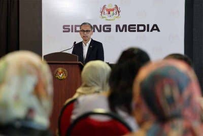 Menteri Komunikasi, Datuk Fahmi Fadzil merangkap jurucakap Kerajaan Perpaduan ketika sidang media mingguan Kabinet di Kementerian Komunikasi pada Rabu.
