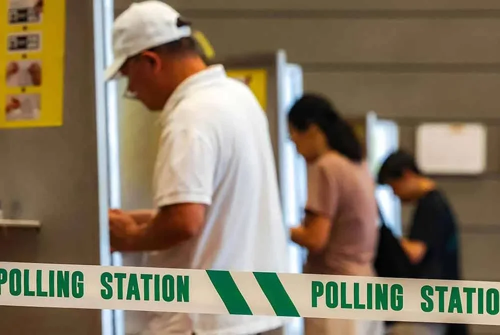 Rakyat Singapura menjalankan tanggungjawab sebagai pengundi pada PRU Singapura.