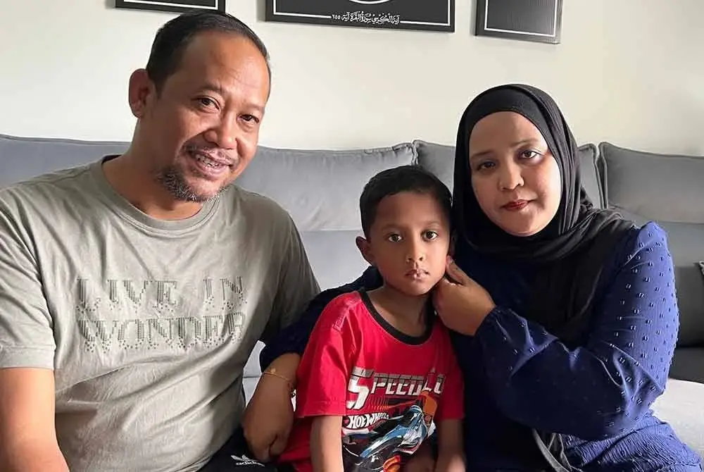 Harris Rayyan (tengah) bersama ibu dan bapanya ketika ditemui
di kediaman mereka di Segambut, Kuala Lumpur pada Ahad.