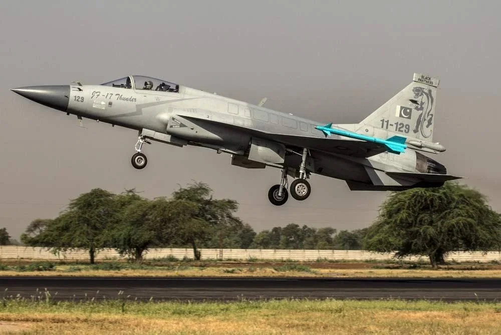 Sebuah jet pejuang JF-17 Thunder milik PAF dilihat berlepas dari Pangkalan Udara Mushaf di utara Pakistan pada 7 Jun 2013. Agensi
