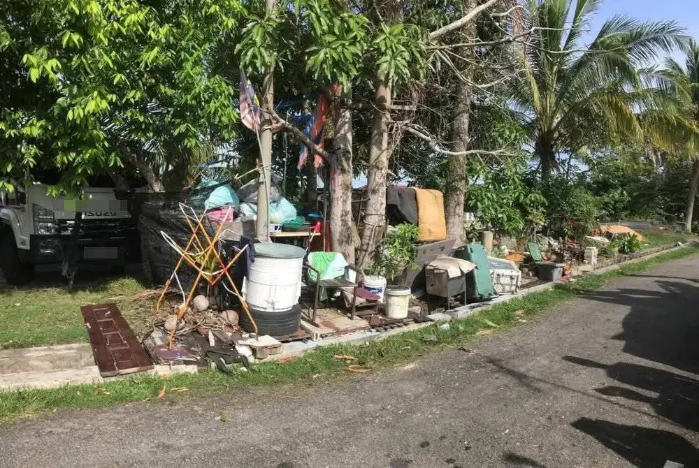 Timbunan barang terpakai yang diletakan dihadapan premis. Foto FB MBK