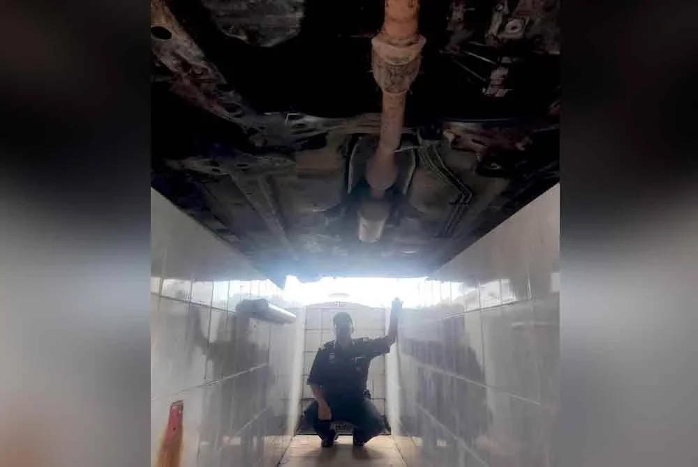 Kereta Toyota Camry yang diubah suai tangkinya untuk seludup petrol ke Thailand.