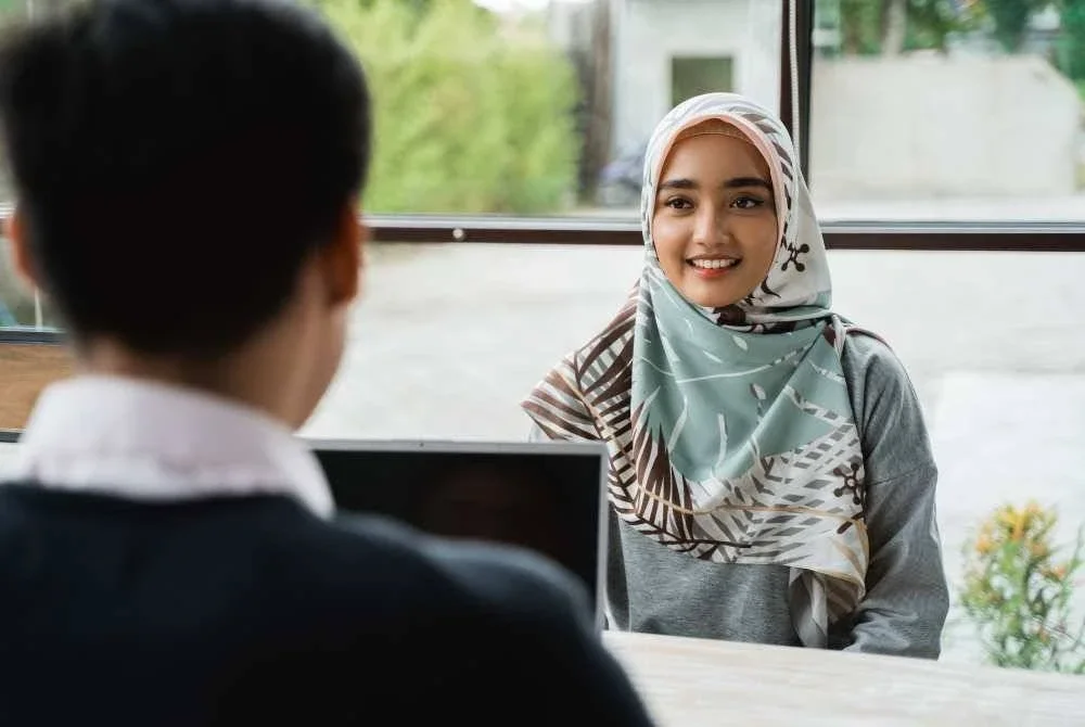 DAKWAAN bahawa jatuh talak jika suami mengaku bujang di hadapan wanita lain adalah tidak benar sama sekali. -Gambar hiasan/ Foto: CANVA