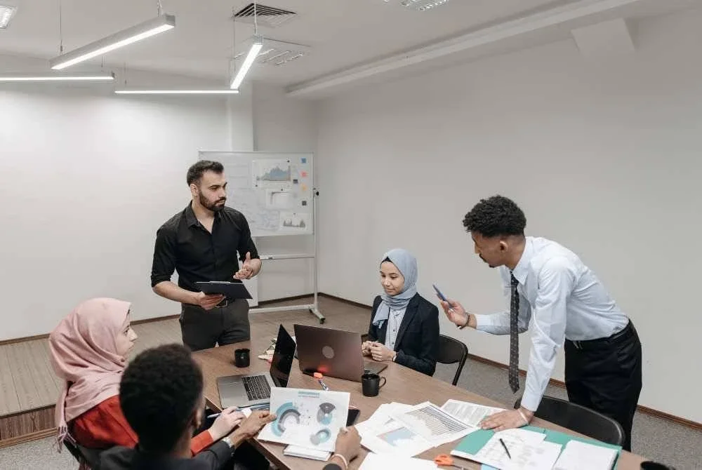 HAYATI pepatah ‘Bekerjalah untuk duniamu seakan-akan kamu hidup selamanya, beramallah untuk akhiratmu seakan-akan kamu akan mati esok’ saat kita mengerah kudrat dan keringat kerana ALLAH SWT. -Foto: CANVA