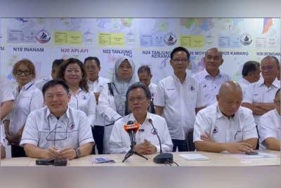 Mohd Shafie (duduk, tengah) dalam sidang akhbar di Kota Kinabalu.