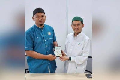 Mohd Zarimi (kanan) dan Mohd Harun pada sesi pertemuan yang diadakan di Kemaman, Terengganu pada Rabu.
