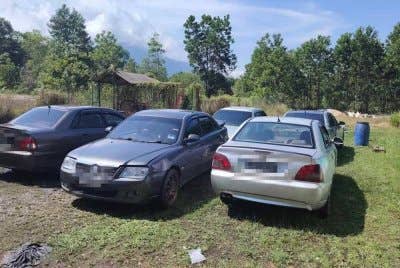 KPDN Kelantan menyita lima buah kereta dan merampas 420 liter petrol bersubsidi dalam satu operasi bersepadu yang dijalankan di Taman Guru, Bukit Bunga, Tanah Merah pada Rabu. Foto: KPDN