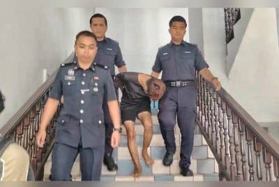 Ahmad Reezqan (tengah) ketika dibawa keluar dari Mahkamah Sesyen pada Khamis.