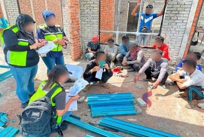 Sebahagian PATI yang ditahan dalam Ops Gempur Sasar di Johor. Foto Imigresen Negeri Johor