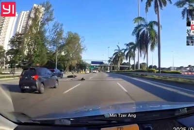 Video tular yang didakwa kes langgar lari yang berlaku di Lebuhraya Tun Dr. Lim Chong Eu.