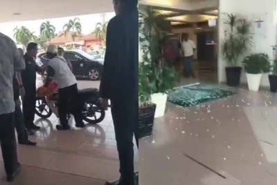 Suspek bertindak memecahkan pintu kaca utama bangunan MPTI dengan menggunakan tukul besi. Foto ihsan pembaca