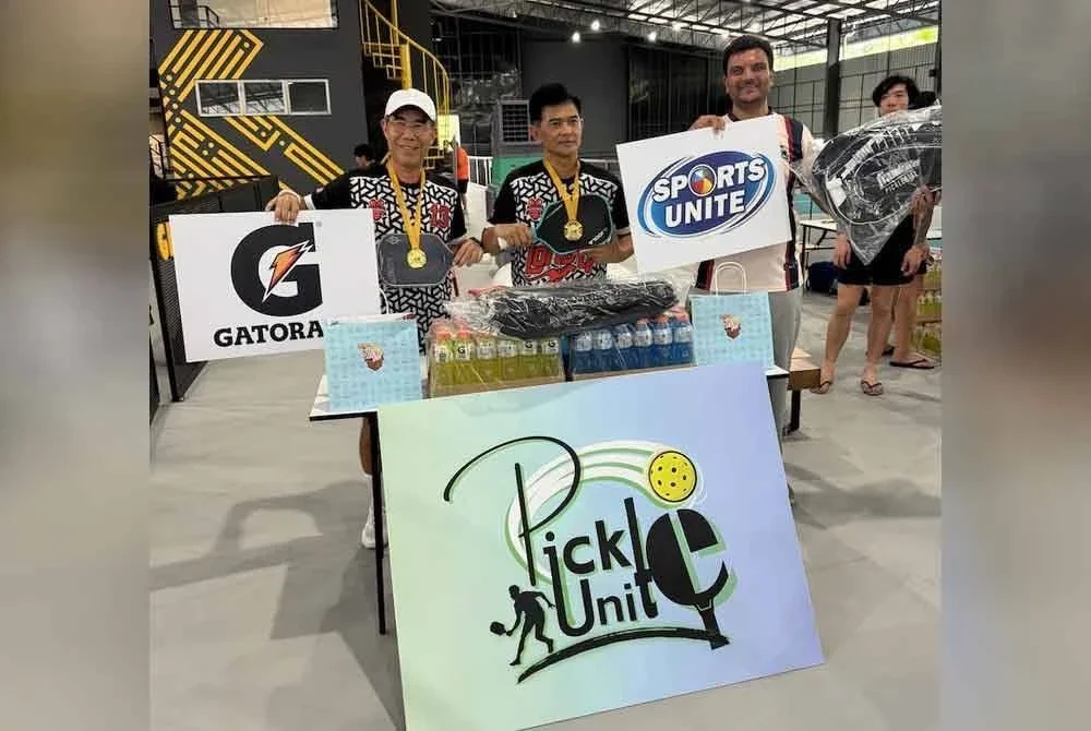 Mirnawan (tengah) dan Dennis (kiri) menjuarai acara beregu lelaki Cabaran Beregu Gatorade–SportsUnite–Pickle Unite di Shah Alam.