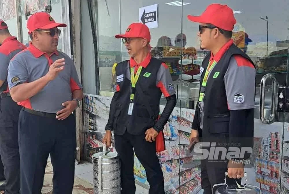 Mohd Hisham (kiri) berkata sesuatu kepada Mohd Azir (kanan) ketika meninjau pergerakan bas dan operasi dijalankan petugas PPKL di Perhentian As Sahel, Wadi Starah.