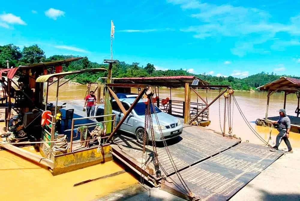 Feri merupakan pengangkutam utama penduduk di Pasir Kelang, Kuala Krai untuk menyeberangi Sungai Kelantan.