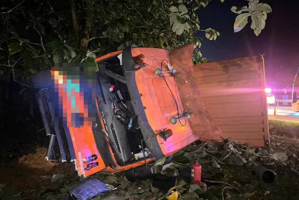 Treler yang dipercayai hilang kawalan sebelum masuk ke laluan bertentangan.