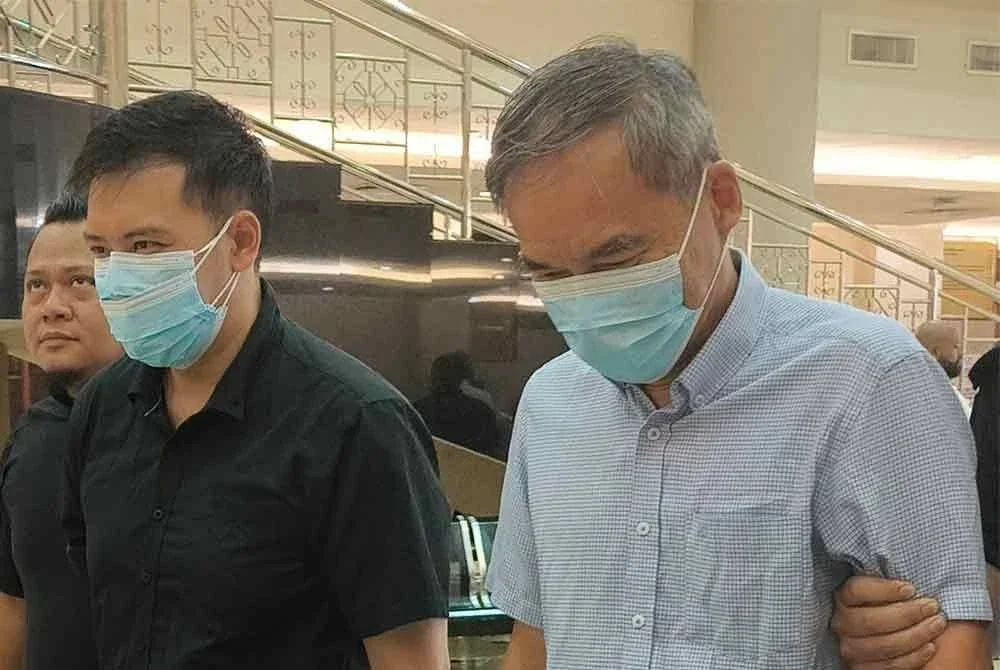 Kian Hwee (kanan) dan Hsean Soon (tengah) dibawa ke Mahkamah Sesyen Kuala Lumpur di sini pada Jumaat, atas satu pertuduhan melakukan pecah amanah barangan mentah sehingga syarikat itu mengalami kerugian mencecah RM2.97 juta, tahun lalu.