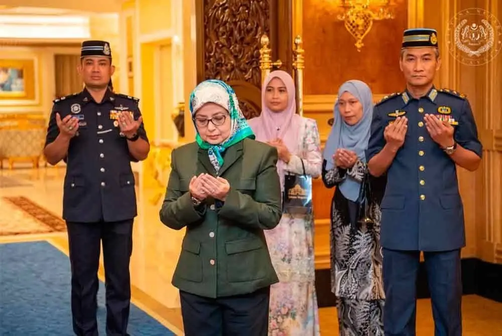 Raja Permaisuri Agong Raja Zarith Sofiah mendoakan agar semua jemaah bagi musim haji 1446H/2025M dikurniakan kesihatan yang baik dan dilancarkan urusan ibadah mereka. Foto FB Sultan Ibrahim Sultan Iskandar