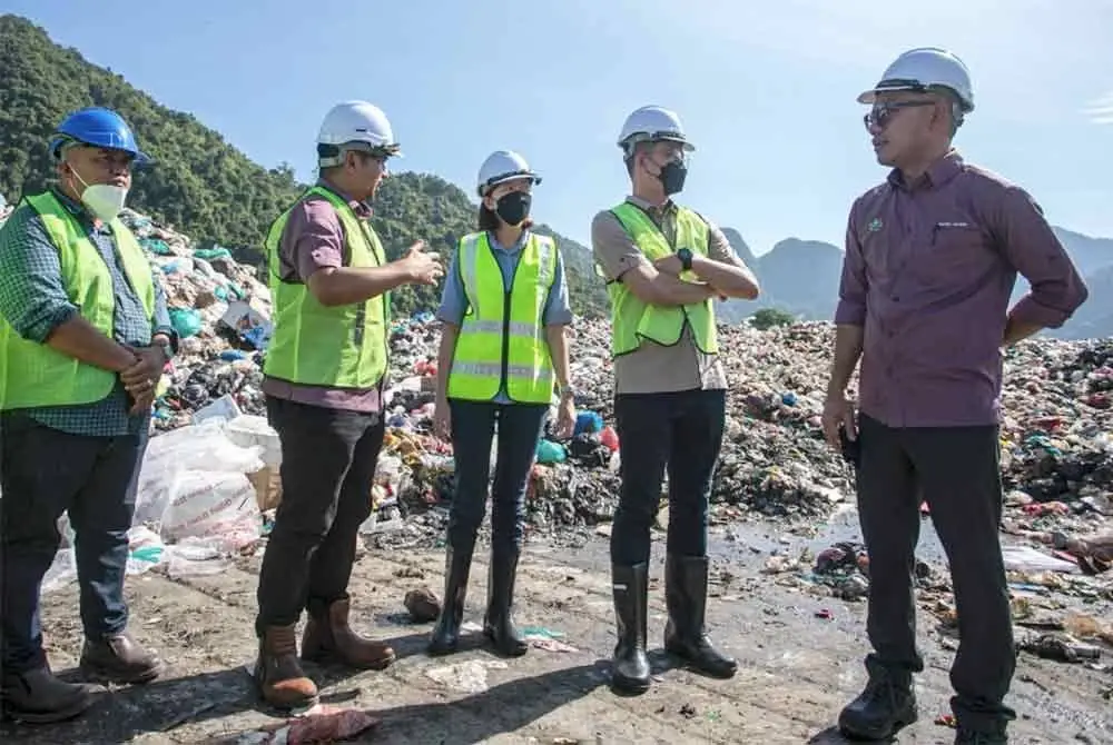 Sandrea (tengah) mendengar penerangan sambil melawat tapak pelupusan sampah milik MDKpr.