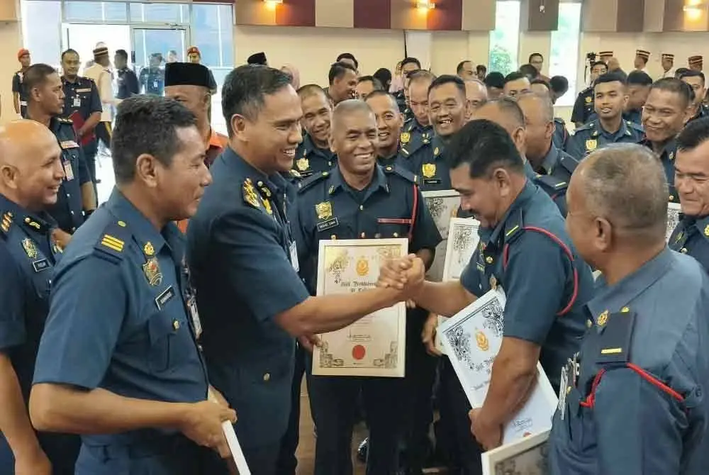Nor Hisham (tiga dari kiri) bersama sebahagian penerima yang diraikan pada Majlis Penyerahan Pingat Perkhidmatan Bomba, Anugerah Perkhidmatan Cemerlang (APC) 2024, Sijil Perkhidmatan 30 tahun dan Sijil Perkhidmatan Terpuji Pegawai Bomba Bantuan JBPM Pahang di sini pada Jumaat.