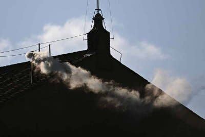 Asap putih keluar dari serombong Kapel Sistine pada Khamis, menandakan pemilihan paus baharu telah dibuat. Foto AFP