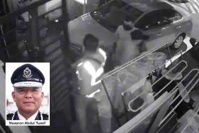 Suspek memakai pelitup muka dan dua daripada mereka mengenakan vest polis memecah masuk rumah mangsa melalui pintu hadapan.