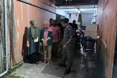 Situasi ketika serbuan turut mencabar apabila terdapat cubaan provokasi daripada penghuni yang bertujuan mengganggu kelancaran operasi.