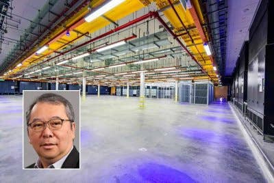 Pusat data Equinix, KL1 International Business Exchange (IBX). Gambar kecil: Tat Inn