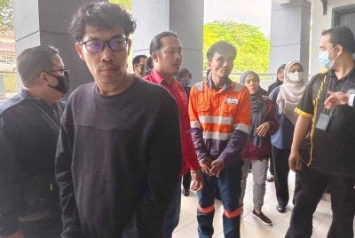 Tujuh warga Filipina diiring pegawai JPN ketika hadir ke mahkamah.