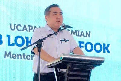 Anthony menyempurnakan Majlis Pembukaan Semula Landasan untuk Operasi Perkhidmatan Kargo Kempas Baru-Pasir Gudang di Pasir Gudang pada Jumaat.