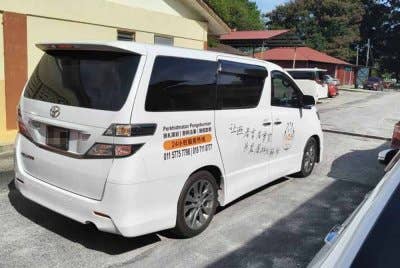 Kenderaan yang membawa jasad mendiang Foong Kiang meninggalkan Unit Forensik Hospital Seri Manjung pada Jumaat.