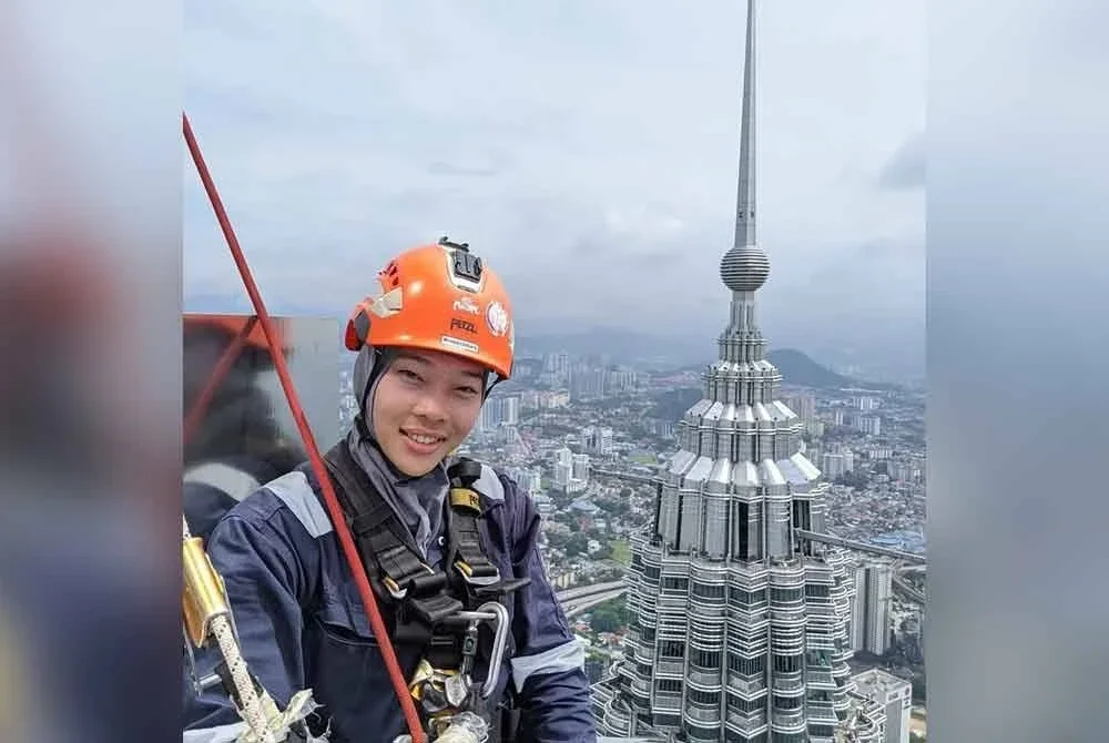 Normalia sempat merakamkan momen istimewa ketika melakukan kerja sebagai juruteknik akses tali di Menara Berkembar Petronas.