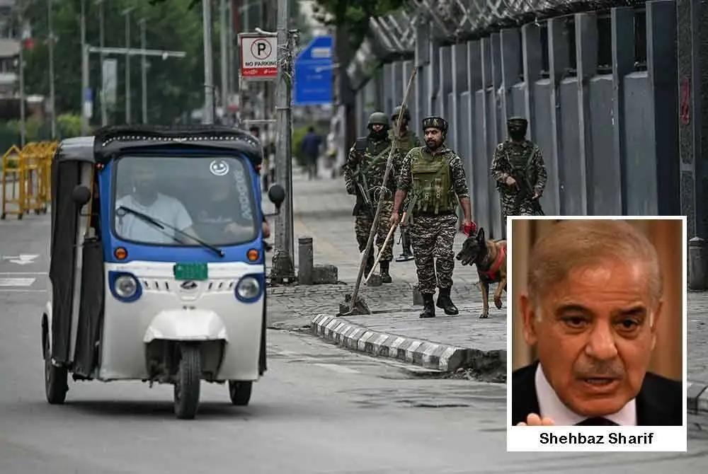 Anggota tentera India bersama seekor anjing pengesan membuat rondaan di sebuah pasar di Srinagar. Tentera Pakistan memaklumkan bahawa India telah melancarkan satu lagi gelombang peluru berpandu yang menyasarkan tiga pangkalan udara — termasuk satu di pinggir ibu kota — ketika konflik antara dua negara bersenjata nuklear itu semakin memuncak ke arah perang sepenuhnya. Foto: AFP