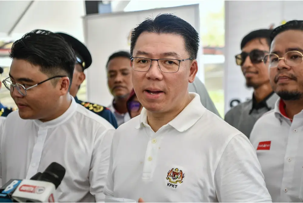 Menteri Perumahan dan Kerajaan Tempatan, Nga Kor Ming bercakap kepada media pada Majlis Penyerahan Projek Kampung Angkat Madani Kampung Bahagia Teluk Intan ketika melawat Projek Naik Taraf Jeti Nelayan pada Sabtu. Foto Bernama 