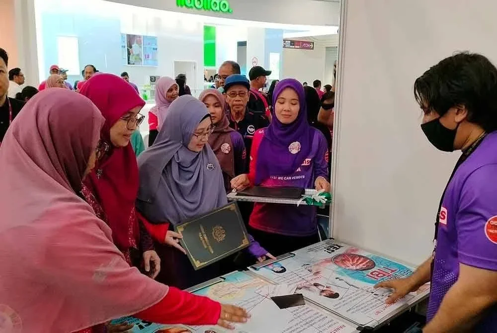 Dr Rozaini (dua dari kiri) melawat gerai pameran yang diadakan sempena Sambutan Hari Tibi Sedunia Peringkat Negeri Pulau Pinang pada Sabtu.