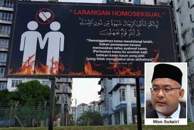 Papan tanda dipasang Majlis Bandaraya Kuala Terengganu (MBKT) memaparkan dua lelaki dalam bentuk kartun sedang berpegangan tangan dipasang setentang dengan pintu keluar masuk utama Universiti Malaysia Terengganu (UMT).