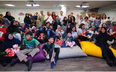 Sebahagian kanak-kanak berkeperluan khas, khususnya yang menghidap palsi serebrum serta kelainan upaya ekstrem hadir bersama keluarga masing-masing pada pelancaran Dana Kongsi Ceria di ibu pejabat Lotus’s Malaysia, Kepong pada Isnin.