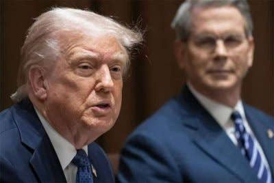 Presiden Amerika Syarikat, Donald Trump (kiri) bersama Setiausaha Perbendaharaan, Scott Bessent (kanan) ketika mengadakan pertemuan dua hala dengan Perdana Menteri Norway, Jonas Gahr Store di Bilik Kabinet, Rumah Putih, Washington DC. -AFP