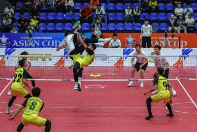 Aksi pasukan Malaysia ketika menentang pasukan China peringkat kumpulan acara Kuadran ASTAF Sepak Takraw Asian Cup Kuala Lumpur 2025 di Stadium Titiwangsa hari ini. Foto Bernama