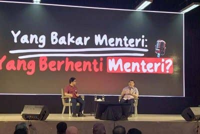 Rafizi (kanan) dalam program Yang Bakar Menteri: Yang Berhenti Menteri di Dewan Serbaguna MBSJ pada Sabtu.